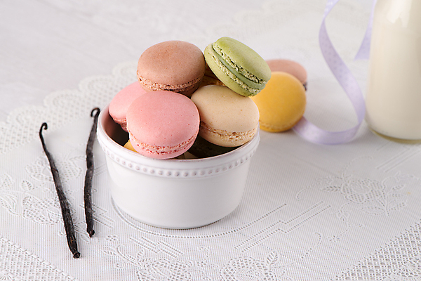 포토 JPG 해외이미지 그릇 리본 실내 사람없음 쌓기 우유 식탁보 달콤 우유병 흰배경 담기 마카롱 바닐라 해외202004 알록달록 해외포토 식기 백그라운드 모션 병_용기 디저트 유제품 내부 컬러풀 흰색 맛 파일형식 이미지허브