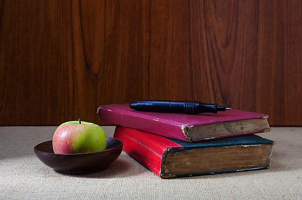 포토 JPG 해외이미지 학생 교육 컨셉 교실 학교 탁자 추상 사람없음 책 빨간색 세로 스터디 갈색 쌓기 칠판 수확 골동품 사과 심볼 오브젝트 신학기 복고 옛날 초보 카피스페이스 해외202004 해외포토 컬러 가구 무늬 농업 과일 모션 학습 공백 파일형식 이미지허브