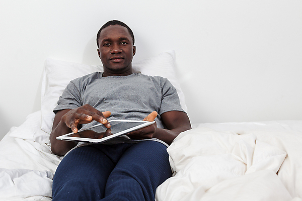 포토 JPG 해외이미지 모델 1 행복 인터넷 통신 베개 모바일 휴식 주택 한명 미소 사람 가로 컴퓨터 터치패드 독서 알약 스크린 검은색 웹 기쁨 침실 방 터치 침대 관찰 잡기 재산 거짓말 옛날 터치스크린 해외202004 해외포토 감정 컬러 가구 컨셉 침구 모션 표정 건물 금융 전자제품 약 파일형식 이미지허브