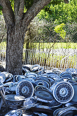 포토 JPG 해외이미지 산업 백그라운드 교통시설 자동차 사람없음 야외 세로 파란색 환경 금속 사진촬영 재활용 쓰레기 폐기물 오브젝트 타이어 낭비 고물상 구식 땅바닥 옛날 해외202004 해외포토 육상교통 컬러 교통 컨셉 재질 바닥 촬영 시설 친환경 파일형식 교통수단 이미지허브