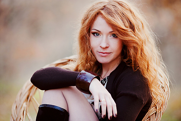 포토 JPG 해외이미지 백인 모델 헤어스타일 옷 계절 공원 여자 얼굴 포즈 자연 사랑 한명 사람 야외 빨간색 초록색 금발 햇빛 유행 봄 화려 고급 숲 스타일 해외202004 해외포토 서양인 1 공공시설 감정 컬러 컨셉 신체부위 태양 생태계 파일형식 이미지허브