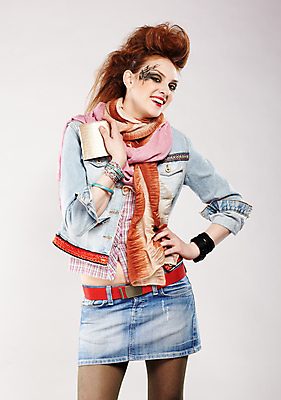 포토 JPG 해외이미지 백인 모델 라이프스타일 헤어스타일 손 여자 행복 유럽 문화 얼굴 분홍색 팔찌 한명 미소 사람 빨간색 파란색 치마 유행 목도리 재킷 회색 벨트 흰색 청바지 표현 도시 화려 지갑 생강 주근깨 빨간머리 펑크 스타일 해외202004 해외포토 서양인 1 잡화 감정 나라 컬러 컨셉 채소 장신구 바지 하의 표정 생활 신체부위 외투 점 파일형식 이미지허브