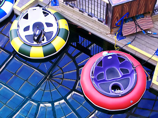 포토 JPG 해외이미지 라이프스타일 공원 행복 휴가 실내 사람없음 빨간색 물 여름 파란색 반사 운전 젖음 신선 원형 보트 시원함 쇼핑몰 당구 범퍼 해외202004 해외포토 자연요소 도형 계절 공공시설 감정 컬러 배_교통 모션 내부 생활 구기 파일형식 이미지허브