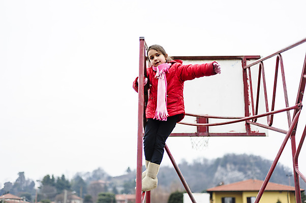 포토 JPG 해외이미지 백인 라이프스타일 공원 여자 행복 어린이 컨셉 놀이 프레임 농구 한명 미소 사람 소녀 야외 운동 바구니 기쁨 게임 원숭이 놀이터 철 테두리 오르기 열광 법정 해외202004 해외포토 서양인 1 공공시설 감정 포유류 모션 표정 건강 생활 구기 파일형식 이미지허브