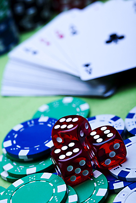 포토 JPG 해외이미지 실내 사람없음 아웃포커스 트럼프 포커칩 도박 카지노 주사위 겜블 초록배경 해외202004 해외포토 백그라운드 촬영기법 내부 초록색 놀이용품 포커 파일형식 이미지허브