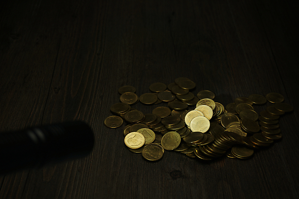 포토 JPG 해외이미지 돈 사람없음 목재 빛 동전 검은색 손전등 황금 야간 발견 해외202004 해외포토 자연요소 나무 컬러 재료 조명 재산 파일형식 이미지허브