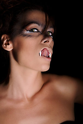 포토 JPG 해외이미지 계절 여자 검은배경 생물 한명 할로윈 치아 핥기 위험 혀 입술 늑대 흡혈귀 고립 해외202004 해외포토 1 백그라운드 컨셉 포유류 모션 사람 신체부위 검은색 입 소화기관 파일형식 이미지허브