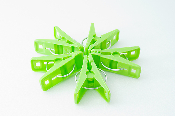 포토 JPG 해외이미지 옷 가사 주택 집게 사람없음 초록색 직물 플라스틱 클립 빨래집게 고립 해외202004 해외포토 컬러 재질 건물 파일형식 이미지허브