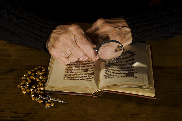 포토 JPG 해외이미지 할아버지 종교 할머니 십자가 유리 탁자 휴식 피곤 관리 사람 사람없음 목재 독서 검은색 성경 기도 반지 예수 주름 황금 확대 손톱 은퇴 집중 피부 시력 심플 묵주 언니 옛날 평야 해외202004 해외포토 나무 손 여자 노년 남자 컬러 가구 컨셉 재료 장신구 종교용품 가족 자연 재질 신체부위 신_종교 자매 파일형식 이미지허브