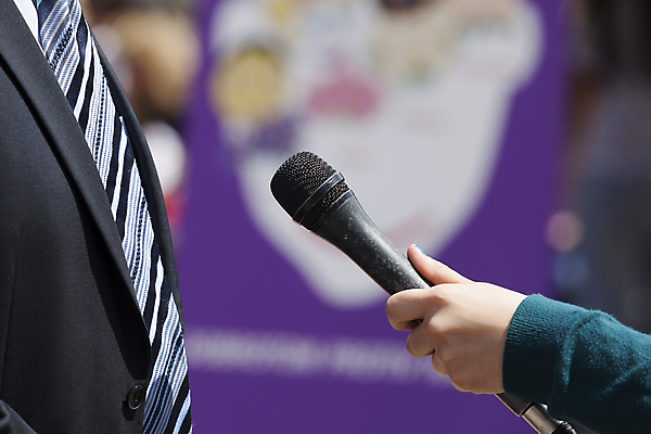 포토 JPG 해외이미지 손 비즈니스 통신 말하기 사람 정장 이벤트 사람없음 텔레비전 소리 정보 잡기 비즈니스맨 기자 뉴스 중앙 토론 질문 마이크 보고서 면접 라디오 오디오 방송 전염 언론 리포터 목소리 정치가 생존 해외202004 해외포토 직업 옷 남자 음향기기 모션 신체부위 전자제품 직장인 질병 감염 파일형식 이미지허브