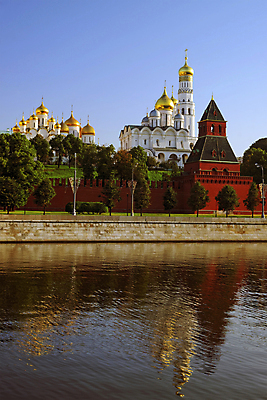 포토 JPG 해외이미지 벽 건축양식 하늘 벽돌 사람없음 빨간색 파란색 강 반사 성당 탑 도시 재산 황금 큼 러시아 종탑 러시아인 모스크바 크렘린궁전 해외202004 해외포토 서양인 건축물 건축 유럽 컬러 종교건축 금융 궁전 크기 크렘린 파일형식 이미지허브