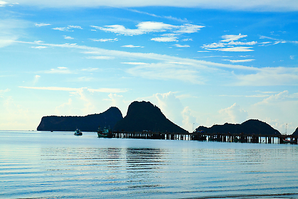 포토 JPG 해외이미지 나무 구름 계절 모래 바다 섬 여행 태국 하늘 휴가 휴식 파노라마 손바닥 풍경 사람없음 야외 물 여름 파란색 햇빛 항구 고요 보트 그늘 탈출 포트 단절 해외202004 해외포토 자연요소 식물 손 아시아 컬러 컨셉 배_교통 교통시설 촬영기법 태양 파일형식 이미지허브
