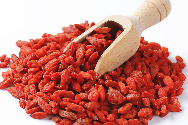 포토 JPG 해외이미지 스튜디오촬영 실내 사람없음 흰배경 건과일 구기자 스쿱 슈퍼푸드 해외202004 해외포토 열매 백그라운드 과일 건조 내부 흰색 건강식품 파일형식 이미지허브