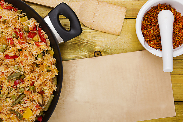 포토 JPG 해외이미지 전통 요리 사람없음 사발 주걱 나무도마 막자 사프란 스페인요리 파에야 해외202004 해외포토 음식 주방용품 도마 서양음식 목재 사기그릇 스페인 향신료 파일형식 이미지허브