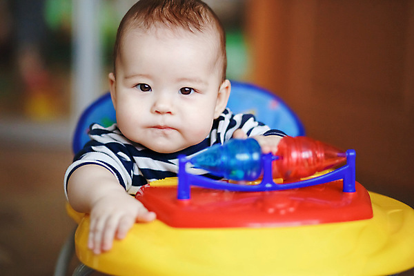 포토 JPG 해외이미지 백인 손 응시 남자 얼굴 어린이 음식 가족 자동차 놀이 주택 실내 한명 사람 앉기 소년 장난감 머리 힘 방 분노 흰색 표현 아기 바퀴 운전사 달콤 놀이터 작음 걸음마 결백 심각 인내 해외202004 해외포토 서양인 직업 1 시선 감정 육상교통 컬러 컨셉 관계 모션 내부 건물 신체부위 맛 크기 파일형식 이미지허브