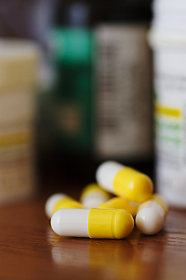 포토 JPG 해외이미지 과학 백그라운드 건강 사람없음 알약 약 노란색 흰색 보호 질병 허브 중독 보충 전염병 진통제 항생제 해외202004 해외포토 식물 컬러 컨셉 의학 파일형식 이미지허브