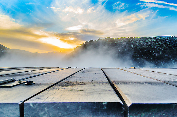 포토 JPG 해외이미지 주간 구름 겨울 하늘 산 아이슬란드 사람없음 야외 연기 나무바닥 데크 겨울풍경 해외202004 해외포토 자연요소 계절 유럽 바닥 풍경 파일형식 이미지허브
