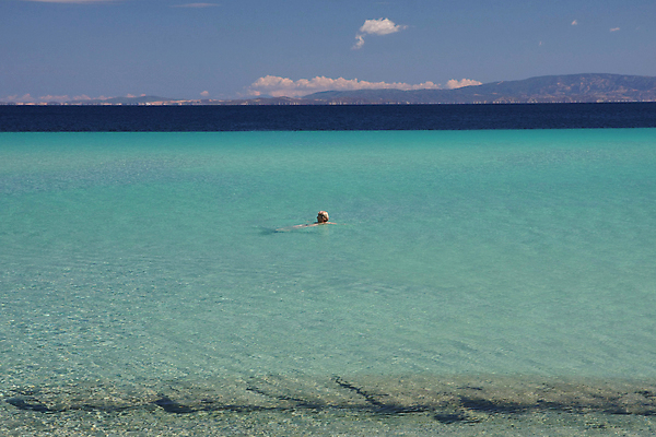 포토 JPG 해외이미지 모래 바다 여행 백그라운드 자연 하늘 휴가 한명 풍경 해변 초록색 물 여름 파란색 컬러풀 평화 그리스 만족 파라다이스 혼자 수평선 해외202004 해외포토 자연요소 1 계절 감정 유럽 컬러 컨셉 사람 생태계 파일형식 이미지허브