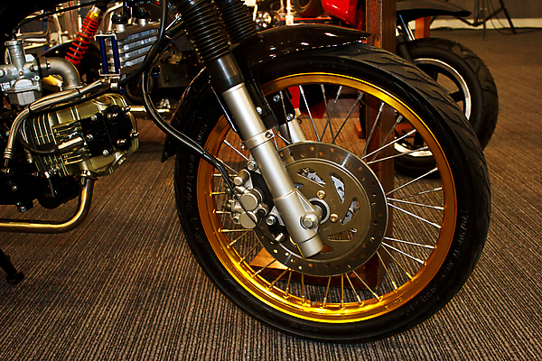 포토 JPG 해외이미지 라이프스타일 디자인 도로 선 스포츠 여행 백그라운드 오렌지 일러스트 교통시설 새로움 사람없음 빨간색 빛 컬러풀 반사 금속 자전거 검은색 힘 기계 오토바이 흰색 바퀴 그룹 은색 승차 야간 주차 브레이크 묘사 속도 순환 타이어 엔진 모터 줄서기 해외202004 해외포토 자연요소 길 컬러 교통 컨셉 과일 모션 재질 생활 바이크 시설 파일형식 이미지허브