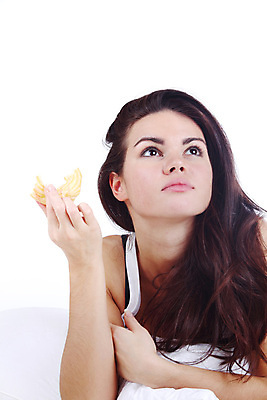 포토 JPG 해외이미지 백인 모델 1 라이프스타일 웰빙 여자 행복 유럽 얼굴 커피 음료 비즈니스 아침 갈색머리 실내 한명 미소 사람 성인 컵 금발 카페 침실 흰색 침대 뜨거움 차 아침식사 고립 단절 혼자 유일 해외202004 해외포토 주간 서양인 헤어스타일 식기 감정 나라 컬러 가구 표정 내부 생활 신체부위 상점 식사 파일형식 이미지허브