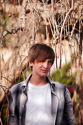 포토 JPG 해외이미지 나무 1 학생 공원 남자 행복 얼굴 어린이 학교 한명 사람 소년 여름 햇빛 활발 해외202004 해외포토 식물 계절 공공시설 교육 감정 컨셉 신체부위 태양 파일형식 이미지허브