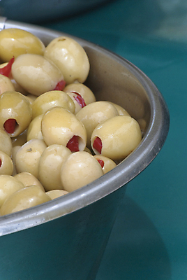 포토 JPG 해외이미지 음식 다이어트 재료 탁자 오리 사람없음 야외 빨간색 초록색 금속 식탁보 사발 시장 올리브 폭식 식품점 해외202004 해외포토 열매 컬러 가구 재질 조류 건강 상점 사기그릇 파일형식 이미지허브