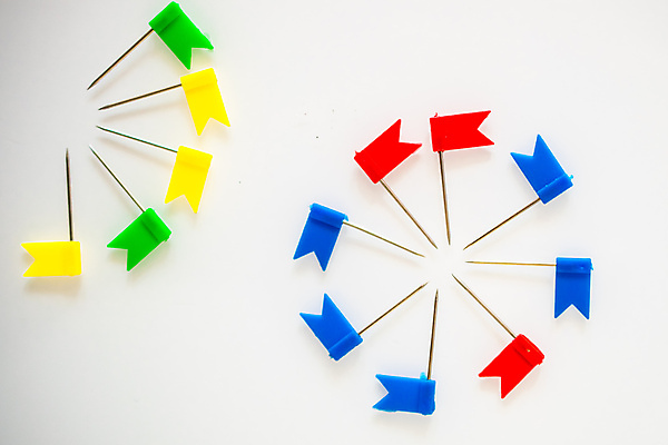 포토 JPG 해외이미지 모양 디자인 종이 컨셉 패턴 일러스트 비즈니스 추상 문구용품 화살 사람없음 빨간색 초록색 파란색 컬러풀 사무실 노란색 3D 흰색 깃발 방향 심볼 날카로움 고립 해외202004 해외포토 컬러 무늬 디지털합성 오브젝트 파일형식 이미지허브