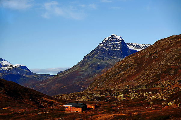 포토 JPG 해외이미지 계절 자연 하늘 휴가 휴식 산 주택 풍경 사람없음 목재 태양 갈색 맑음 하이킹 가을 바위 시골 신선 싱글 시골집 사냥 절정 혼자 해외202004 해외포토 자연요소 나무 컬러 컨셉 재료 레저 날씨 건물 돌_바위 생태계 파일형식 이미지허브