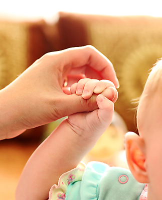 포토 JPG 해외이미지 백인 딸 행복 아들 어린이 컨셉 2 손가락 가족 관계 엄마 친절 함께함 관리 손바닥 사랑 성인 사람없음 침묵 놀이방 터치 엄지손가락 아기 잡기 아빠 보호 작음 팔 돌봄 지원 천진난만 해외202004 해외포토 서양인 손 감정 모션 사람 신체부위 소리 크기 파일형식 이미지허브