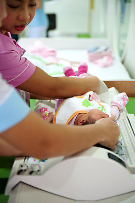 포토 JPG 해외이미지 백인 손 여자 남자 행복 아들 어린이 백그라운드 컨셉 엄마 건강 한명 사람 소년 성인 약 머리 의사 성장 흰색 기구 아기 몸무게 작음 연도 측정 눈금 테이프 계량기 게이지 고립 해외202004 해외포토 서양인 1 감정 컬러 의학 가족 문구용품 신체부위 의료진 크기 파일형식 이미지허브