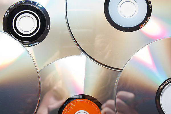 포토 JPG 해외이미지 1 음악 백그라운드 사람없음 상자 자료 정보 CD 흰색 원형 오브젝트 수납 흙더미 DVD 고립 해외202004 해외포토 도형 컬러 문화예술 흙 파일형식 더미 이미지허브