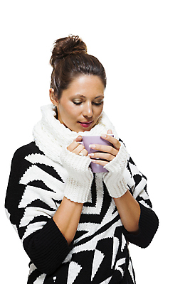 포토 JPG 해외이미지 커피 음료 겨울 장신구 휴식 갈색머리 한명 유행 검은색 머그컵 마시기 흰색 뜨거움 우아함 예측 니트 고립 번 뜨개옷 내려보기 해외202004 해외포토 1 헤어스타일 옷 계절 빵 컬러 컨셉 상의 모션 사람 컵 파일형식 이미지허브