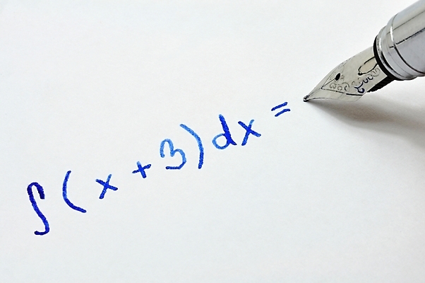 포토 JPG 해외이미지 손 종이 조각 통신 문구용품 잉크 사람없음 파란색 사무실 사각형 쪽지 공책 정보 흰색 수학 메시지 편지 페이지 공지사항 소통 편지쓰기 필기체 해외202004 해외포토 도형 문자 컬러 컨셉 비즈니스 교과목 신체부위 기록 오브젝트 파일형식 이미지허브