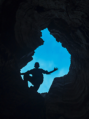 포토 JPG 해외이미지 실루엣 여행 사람없음 관찰 동굴 신비 사진사 호기심 해외202004 해외포토 감정 컨셉 모션 촬영기법 작가 파일형식 이미지허브