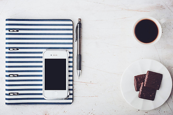 포토 JPG 해외이미지 접시 종이 커피 음료 음식 여행 백그라운드 비즈니스 모바일 사람없음 컵 가로 파란색 세트 케이크 초콜릿 다이어리 검은색 쪽지 공책 줄무늬 공백 흰색 기록 도자기 닫기 달콤 모험가 전화기 페이지 시트 점심식사 단절 해외202004 해외포토 식기 컬러 무늬 모션 문구용품 디저트 사무용품 식사 맛 파일형식 이미지허브