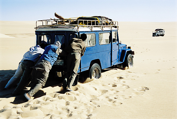포토 JPG 해외이미지 전신 남자 모래 여행 교통시설 자동차 건조 사람 성인 사람없음 야외 뒷모습 모래사장 사막 도전 분노 좌절 밀기 위험 결심 노력 멀리 긴장 어려움 역경 투쟁 성인남자만 해외202004 해외포토 감정 육상교통 바다 뷰포인트 교통 컨셉 모션 시설 남자만 성인만 파일형식 이미지허브
