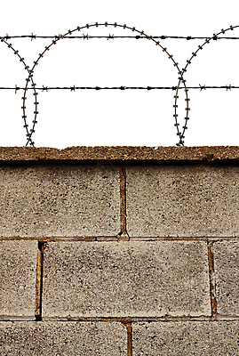 포토 JPG 해외이미지 외관 벽 사람없음 야외 울타리 원형 보호 위험 보안 날카로움 철사 철조망 직사각형 해외202004 해외포토 도형 컨셉 안전 담장 파일형식 이미지허브