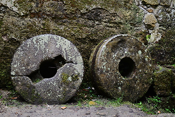 포토 JPG 해외이미지 식물 전통 산업 농업 건축양식 사람없음 초록색 강 마을 주방 힘 장비 회색 풍차 수확 골동품 바위 공구 시골 업무 바퀴 원형 구멍 중세 역사 버리기 장면 언론 그라인더 갈기 무거움 내추럴 방앗간 구식 옛날 조작 현무암 화강암 해외202004 해외포토 도형 건축 컬러 모션 암석 돌_바위 도구 작업 무게 화산암 커피용품 파일형식 이미지허브