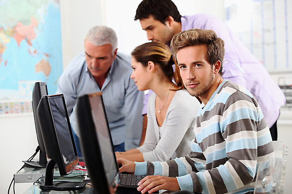 포토 JPG 해외이미지 백인 학생 교육 유럽 벽 지도 가이드 교실 실내 설명 풍경 여러명 20대 내부 스터디 컴퓨터 세계 디지털 교사 정보 가르침 동료 대학교 가정교사 기관 도우미 조언 지능 지리 헬프 해외202004 해외포토 서양인 직업 나라 다수 학교 관계 모션 사람 청년 전자제품 학습 도움 파일형식 이미지허브