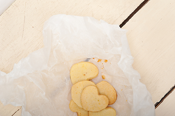 포토 JPG 해외이미지 디저트 사람없음 쿠키 하트 포장지 베이지색 종이호일 해외202004 해외포토 모양 음식 컬러 포장 파일형식 이미지허브