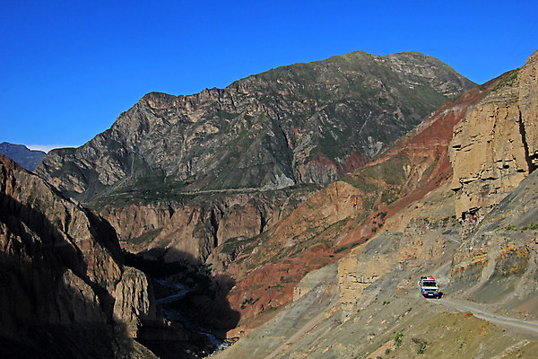 포토 JPG 해외이미지 도로 자연 하늘 산 파노라마 풍경 사람없음 초록색 물 강 세계 골짜기 계곡 미국 놀람 바위 개울 황무지 고도 언덕 장면 멀리 남쪽 깊이 콜로라도 페루 해외202004 해외포토 자연요소 감정 길 컬러 북아메리카 교통시설 촬영기법 표정 돌_바위 남아메리카 방향 생태계 파일형식 이미지허브