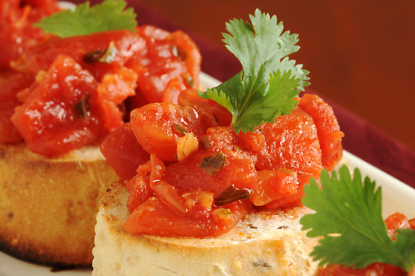 포토 JPG 해외이미지 음식 빵 토마토 채소 마늘 요리 사람없음 빨간색 컬러풀 식사 껍질 신선 맛 매움 브루스케타 채식주의자 핸드메이드 해외202004 해외포토 컬러 컨셉 채식 파일형식 이미지허브