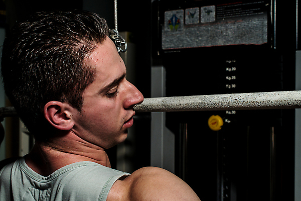 포토 JPG 해외이미지 백인 남자 스포츠 운동화 신체 근육 건강 한명 사람 성인 운동 스트레칭 힘 에너지 잡기 구부린 몸무게 보디빌딩 보디빌더 연습 체육관 근육질 몸통 보여주기 무거움 고립 리프팅 이두근 해외202004 해외포토 서양인 1 신발 모션 신체부위 헬스 무게 몸매 파일형식 이미지허브