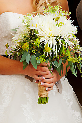 포토 JPG 해외이미지 꽃 행복 웨딩드레스 결혼 꽃무늬 결혼식 관리 사랑 사람없음 초록색 흰색 잡기 우아함 꽃집 해외202004 해외포토 식물 드레스 감정 컬러 컨셉 무늬 모션 이벤트 상점 파일형식 이미지허브