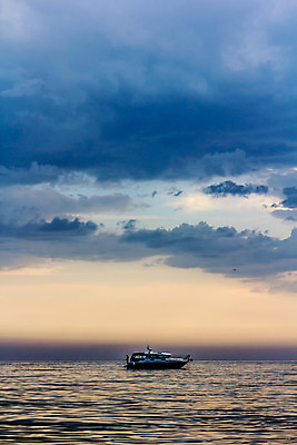 포토 JPG 해외이미지 구름 실루엣 바다 여행 자연 하늘 항해 풍경 사람없음 야외 여름 어둠 일몰 보트 해외202004 해외포토 자연요소 계절 배_교통 촬영기법 노을 생태계 파일형식 이미지허브