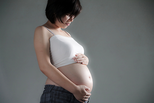 포토 JPG 해외이미지 손 여자 행복 백그라운드 신체 가족 엄마 건강 사랑 한명 미소 사람 성인 유행 귀여움 희망 임산부 임신 터치 흰색 아기 잡기 출산 기다림 우아함 예측 긍정 고립 돌봄 카피스페이스 해외202004 해외포토 1 감정 컬러 컨셉 관계 모션 표정 신체부위 공백 파일형식 이미지허브