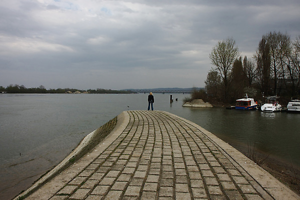 포토 JPG 해외이미지 생각 하늘 날씨 한명 야외 물 강 가을 오솔길 종료 해외202004 해외포토 자연요소 1 계절 길 사람 파일형식 이미지허브