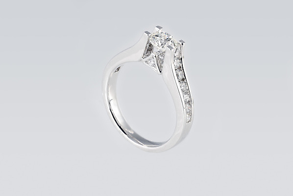 포토 JPG 해외이미지 모양 백그라운드 장신구 선물 사람없음 장식 빛 반짝임 유행 검은색 어둠 거울 흰색 반지 화려 황금 고급 우아함 은색 보석 다이아몬드 보물 고립 백금 오리지널 특별함 해외202004 해외포토 컬러 컨셉 모션 광석 파일형식 이미지허브