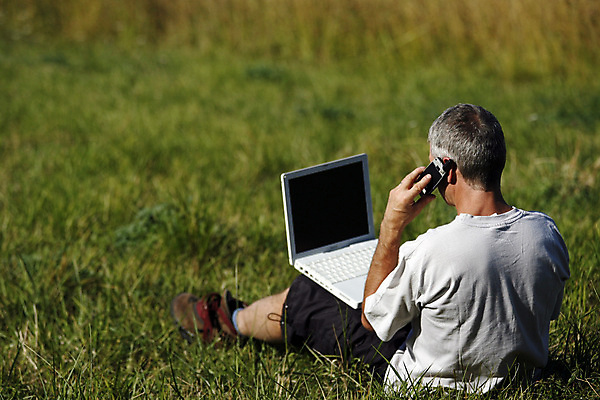 포토 JPG 해외이미지 공원 남자 컨셉 인터넷 비즈니스 휴식 세포 사람 풍경 사람없음 스마트폰 컴퓨터 청춘 햇빛 태양 우주 침묵 키보드 업무 무선전화기 멀티미디어 고용 무료 해외202004 해외포토 자연요소 공공시설 전자제품 핸드폰 스마트기기 소리 구직 작업 전화기 채용 파일형식 이미지허브