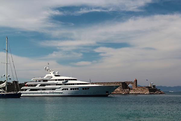포토 JPG 해외이미지 나무 식물 유럽 종교 벽 바다 섬 여행 요트 건축양식 자연 하늘 표면 휴가 휴식 산 항해 풍경 사람없음 옆모습 물 여름 파란색 맑음 소나무 만 그물 투명 액체 보트 지중해 그리스 언덕 휴양지 남쪽 그리스인 해외202004 해외포토 자연요소 서양인 계절 건축 나라 뷰포인트 컬러 컨셉 배_교통 날씨 장소 방향 생태계 파일형식 이미지허브